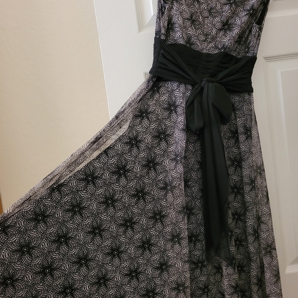 Stunning London Times Dress! LIKE NEW!! Size 4 - Picture 4 of 12